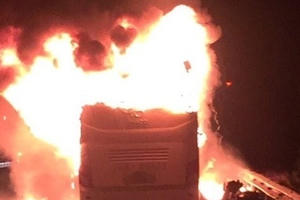 Xe giường nằm bất ngờ phát hỏa, biến thành ngọn đuốc khổng lồ khi đang chạy