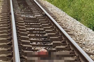 Cố chạy xe máy cắt ngang mặt tàu hỏa, 2 thanh niên chết thảm