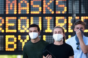 Nhiều nước không còn yêu cầu đeo khẩu trang và cách ly