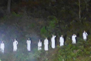 Hà Tĩnh lên tiếng về hình ảnh 10 cô gái mặc áo trắng gây tranh cãi