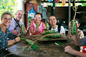 Khách Tây kể chuyện lần đầu ăn Tết Việt