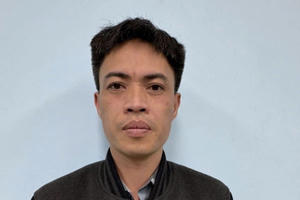 Khởi tố vụ án, tạm giữ hình sự tài xế xe Lexus hành hung nam shipper Khởi tố vụ án, tạm giữ hình sự tài xế xe Lexus hành hung nam shipper