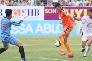 Quế Ngọc Hải nhận thẻ đỏ, Viettel thua đậm trận ra quân