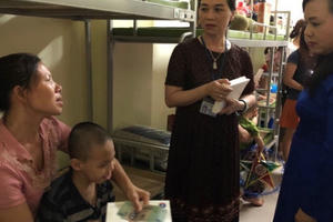 Bệnh nhân nghèo òa khóc nhìn nhà trọ cháy không thể vào lấy đồ