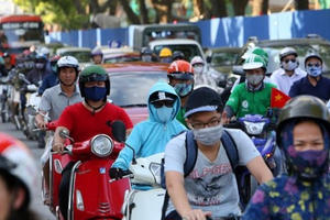 Chật vật qua những công trường đường trên cao ở Hà Nội