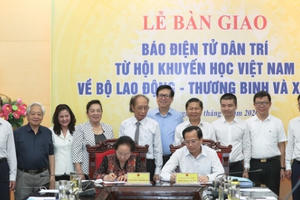 Bàn giao Báo điện tử Dân trí về Bộ Lao động - Thương binh và Xã hội