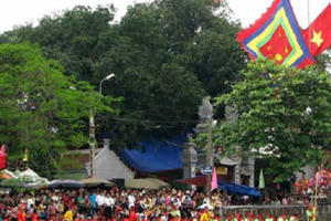 Du khách thập phương ùn ùn kéo đến tham dự lễ hội làng Thượng Cát