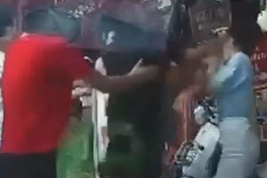 Triệu tập 2 người đàn ông đánh phụ nữ sau va chạm giao thông