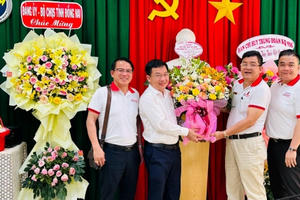 Đồng Nai: Đại diện Báo Pháp luật Việt Nam chúc mừng các y, bác sĩ nhân Ngày Thầy thuốc Việt Nam