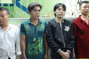 TP HCM: Bắt băng nhóm dàn cảnh để cướp tài sản của du khách nước ngoài TP HCM: Bắt băng nhóm dàn cảnh để cướp tài sản của du khách nước ngoài