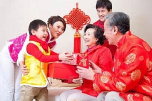 Mừng tuổi bằng tiền cho trẻ nhỏ, nên hay không?