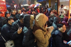 Ngày vía Thần Tài: Xếp hàng từ mờ sáng để mua vàng cầu may