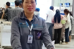 Nữ nhân viên xe đẩy của Cảng HKQT Nội Bài giúp hành khách tìm lại chiếc túi và giấy tờ quan trọng bị bỏ quên