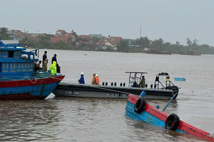Tàu cá lật giữa sông Chanh, Thủy đoàn 1 cứu sống 4 thuyền viên trong gang tấc