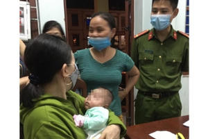 Xót xa bé gái bị bỏ quên bên vệ đường cùng bức thư nhờ người nuôi dưỡng Xót xa bé gái bị bỏ quên bên vệ đường cùng bức thư nhờ người nuôi dưỡng