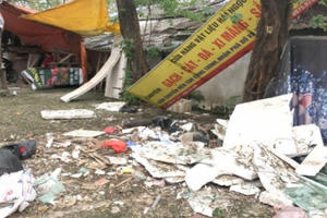 Xả rác nơi công cộng: Vì sao ít người bị xử phạt?