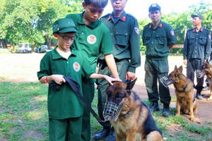 Bé “Học làm chiến sỹ Công an”