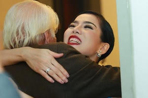 Lệ Quyên vui mừng xúc động gặp lại thầy giáo chủ nhiệm và bạn thân