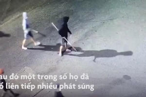 Video: Kinh hoàng cảnh nhóm thanh niên mang hung khí dài cả mét hỗn chiến náo loạn đường phố