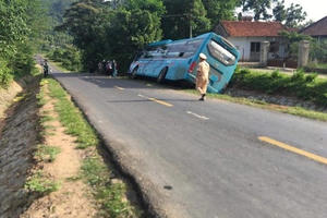 Bị cuốn vào gầm xe khách sau va chạm giao thông, người phụ nữ tử vong