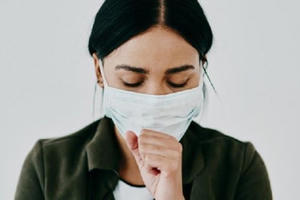 Cô gái 18 tuổi viêm phổi nặng sau khi khỏi COVID-19