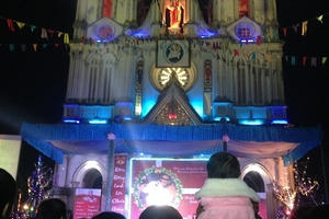 Tưng bừng đêm Giáng sinh vùng ngoại thành Hà Nội