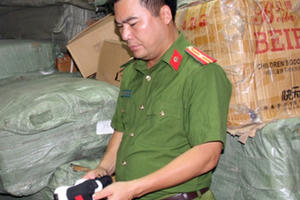 Lào Cai: Thu giữ hàng nghìn đôi giày, dép không rõ nguồn gốc xuất xứ