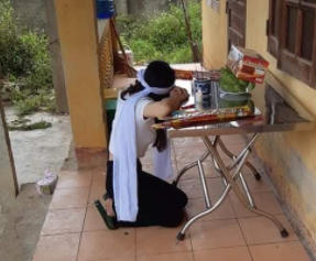 Trở về chịu tang mẹ, cô gái nén đau thương vừa xuống xe đã tự nguyện vào khu cách ly