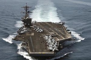 Bộ trưởng Quốc phòng Mỹ thăm tàu sân bay trên Biển Đông