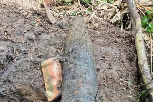 Phát hiện quả bom nặng 2 tạ bên mương nhà