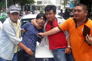 Bình Dương: Bắt kẻ lấy trộm xe ô tô khi chủ xe rút tiền ở cây ATM