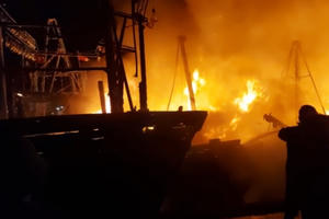 Clip cận cảnh 4 tàu cá công suất lớn cháy kinh hoàng trong đêm, thiệt hại hàng chục tỷ đồng