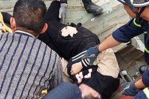 Cứu nam thanh niên rơi từ tầng 11 chung cư chiều mùng 1 Tết