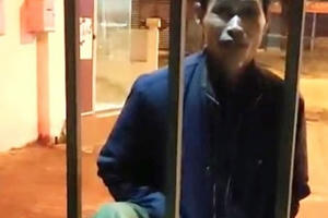 Khởi tố ‘ma men’ đu bám, đạp cổng trụ sở công an