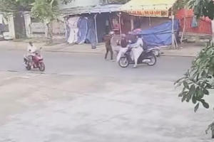 Cướp giật điện thoại bất thành, 2 tên cướp bị đánh cho tơi tả