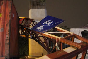 Hà Nội: Cố tình đi vào đường hạn chế chiều cao, container mắc kẹt gây ách tắc nghiêm trọng