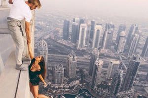 Chân dài Nga thách thức “tử thần” trên nóc nhà Dubai