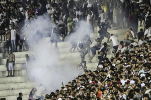 Bạo loạn sân cỏ kinh hoàng, một cổ động viên bị bắn chết