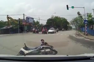 Clip sốc: Ô tô tông thẳng xe máy vượt đèn đỏ