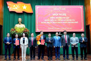 Thành ủy Huế công bố các quyết định về tổ chức bộ máy và công tác cán bộ