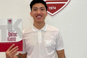 Văn Hậu và Đình Trọng trở thành tân sinh viên ĐH Kinh tế