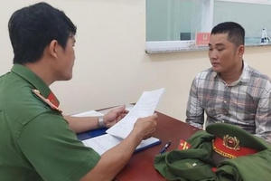 Công an giả "làm màu" trên mạng xã hội bị Công an thật bắt quả tang