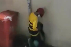 Khẩn trương xác minh clip nam thanh niên mặc đồng phục xe ôm công nghệ hãm hiếp cô gái trong ngõ vắng