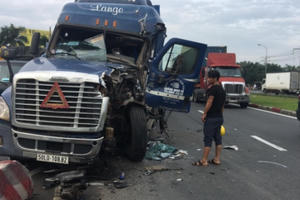 2 xe đầu kéo tông nhau biến dạng, tài xế kẹt cứng trong cabin