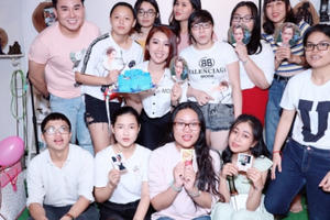 Thúy Ngân bật khóc trước tình cảm của fan