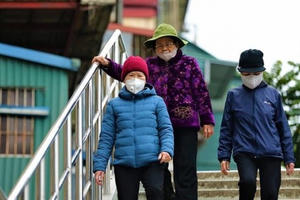 9/15 bệnh nhân mới mắc Covid-19 trên 60 tuổi, nguy cơ với người già 9/15 bệnh nhân mới mắc Covid-19 trên 60 tuổi, nguy cơ với người già