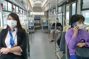 Hà Nội: Ngày đầu mở lại, xe buýt, taxi “đỏ mắt” chờ khách