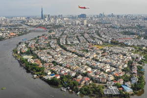 Công trình bủa vây sông Sài Gòn, người dân loay hoay tìm lối đi ra ven bờ