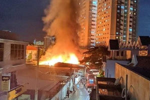 Cháy lớn ở xưởng gỗ tại TP Vũng Tàu gây thiệt hại hàng chục tỷ đồng Cháy lớn ở xưởng gỗ tại TP Vũng Tàu gây thiệt hại hàng chục tỷ đồng