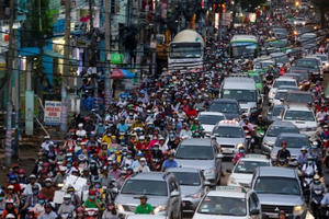 Cửa ngõ sân bay Tân Sơn Nhất lại hỗn loạn do thi công cầu vượt